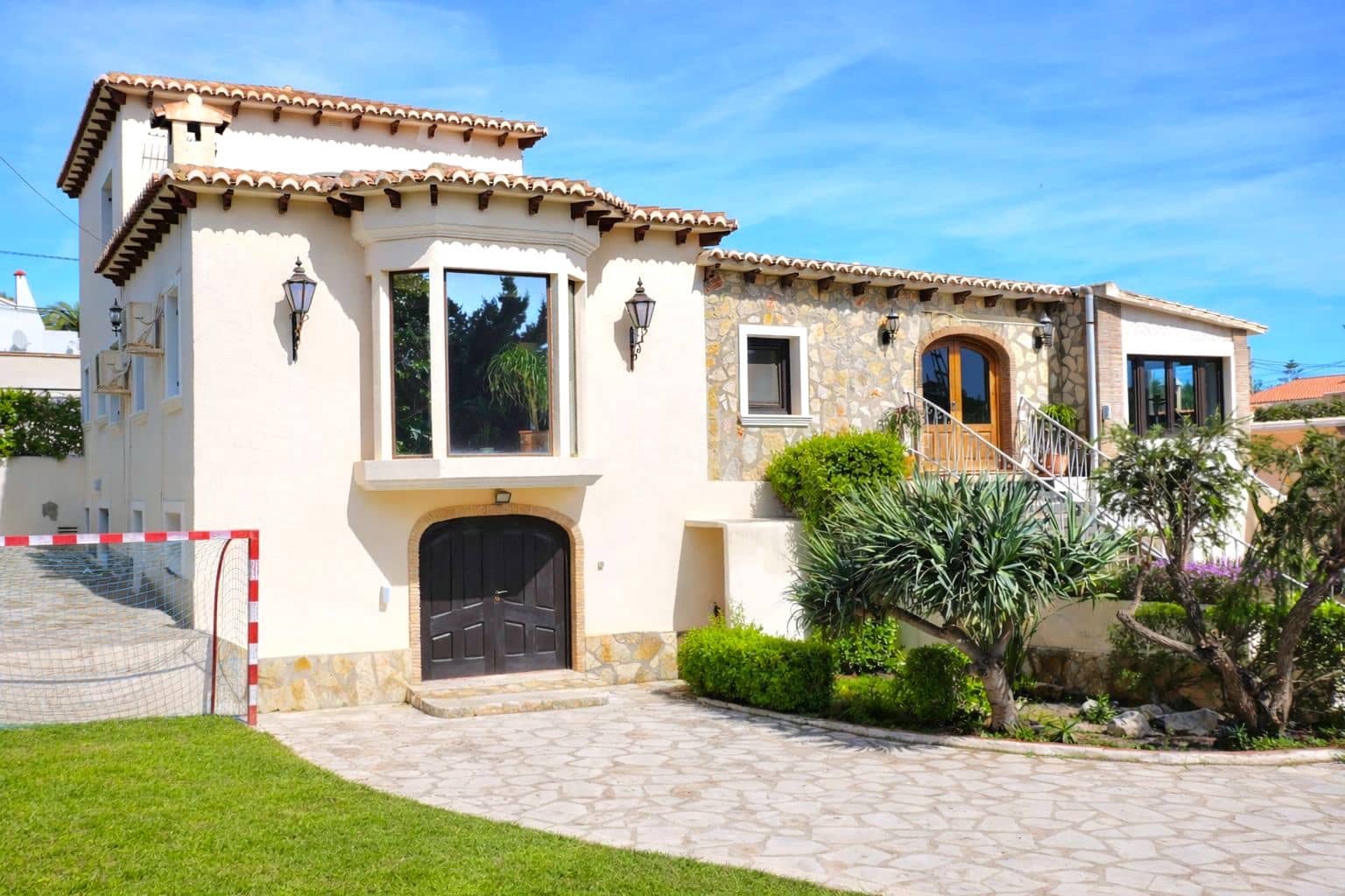 4 bedroom Villa for sale in Denia with garage - € 1,090,000 (Ref: 9982671)