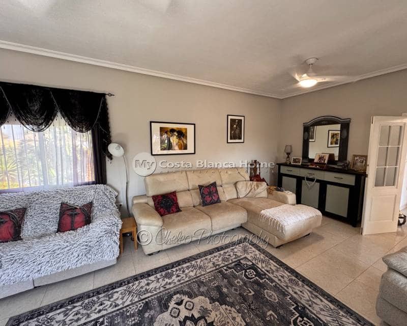 4 bedroom Villa for sale in Catral with pool - € 399,900 (Ref: 10050438)
