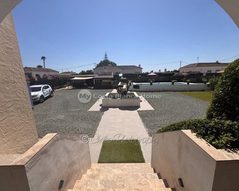 4 bedroom Villa for sale in Catral with pool - € 399,900 (Ref: 10050438)