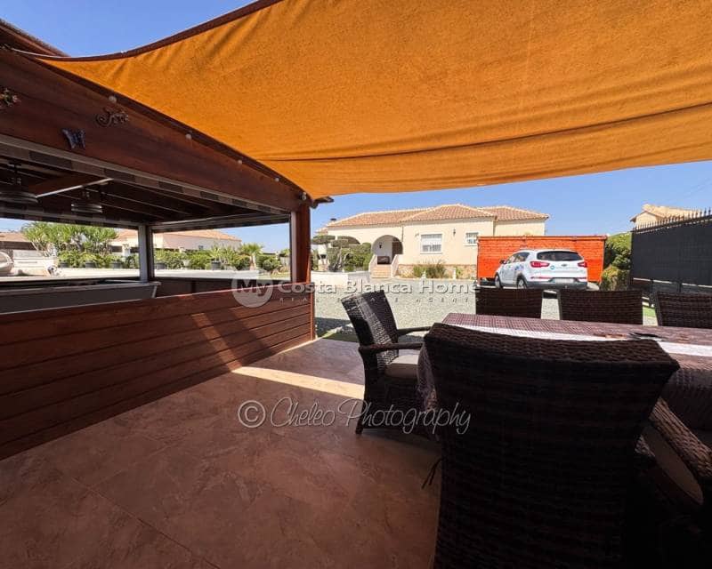 4 bedroom Villa for sale in Catral with pool - € 399,900 (Ref: 10050438)