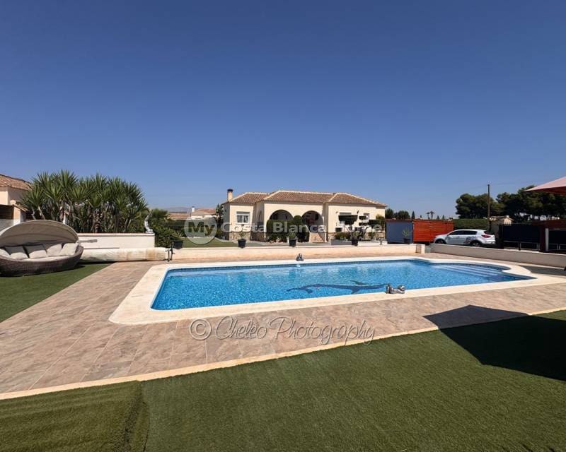 4 bedroom Villa for sale in Catral with pool - € 399,900 (Ref: 10050438)