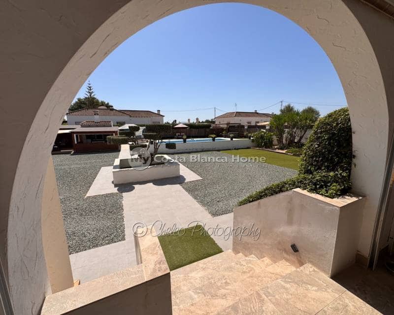 4 bedroom Villa for sale in Catral with pool - € 399,900 (Ref: 10050438)