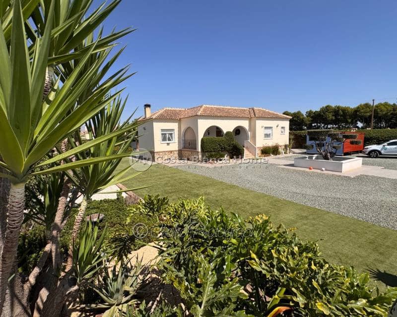 4 bedroom Villa for sale in Catral with pool - € 399,900 (Ref: 10050438)
