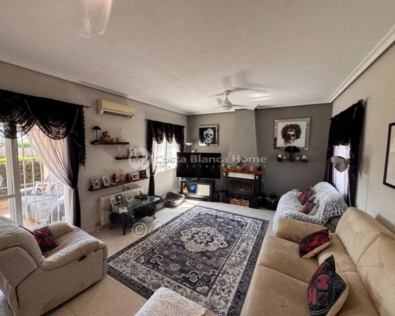4 bedroom Villa for sale in Catral with pool - € 399,900 (Ref: 10050438)