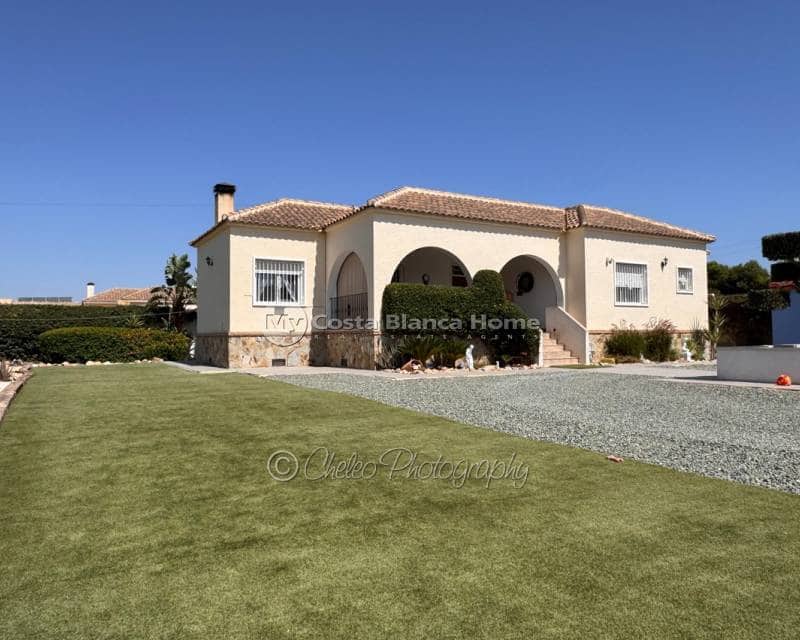 4 bedroom Villa for sale in Catral with pool - € 399,900 (Ref: 10050438)