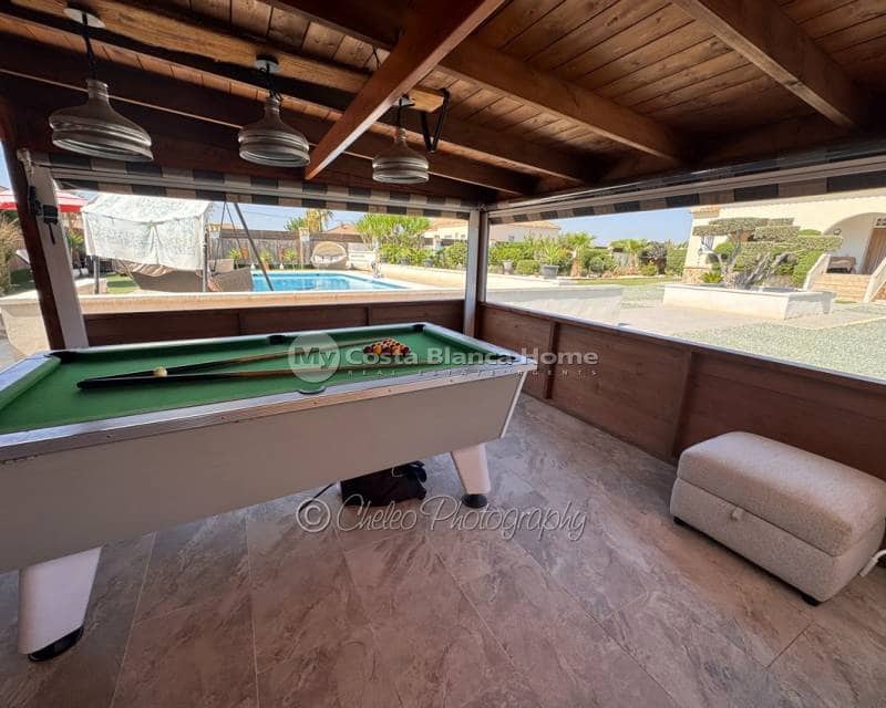 4 bedroom Villa for sale in Catral with pool - € 399,900 (Ref: 10050438)