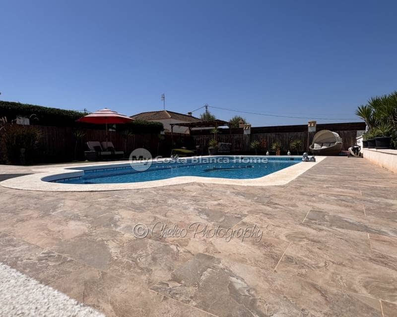 4 bedroom Villa for sale in Catral with pool - € 399,900 (Ref: 10050438)