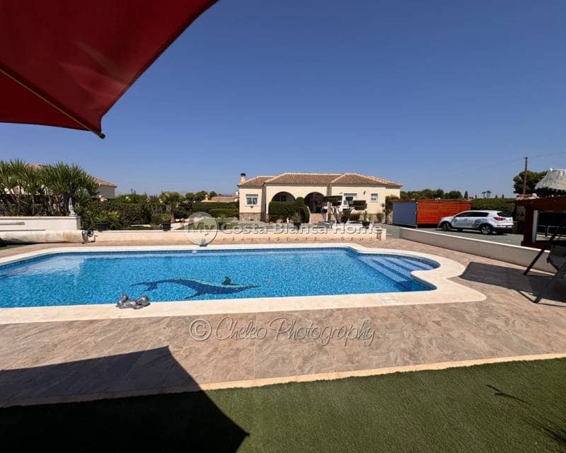 4 bedroom Villa for sale in Catral with pool - € 399,900 (Ref: 10050438)