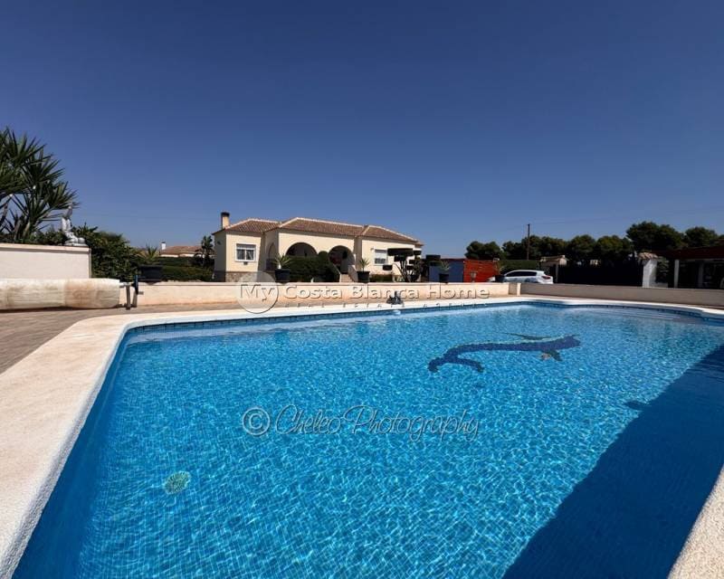 4 bedroom Villa for sale in Catral with pool - € 399,900 (Ref: 10050438)