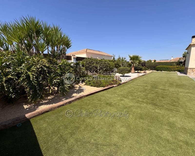 4 bedroom Villa for sale in Catral with pool - € 399,900 (Ref: 10050438)