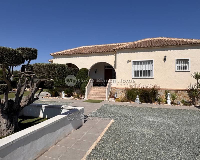 4 bedroom Villa for sale in Catral with pool - € 399,900 (Ref: 10050438)