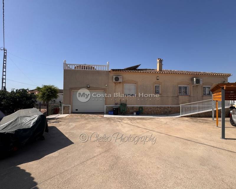 Chalet de 3 habitaciones en Catral en venta con piscina garaje - 449.000 € (Ref: 10062434)