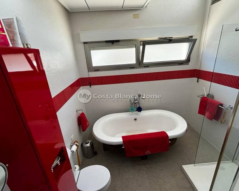 3 soveværelse Villa til salg i Cox med swimmingpool - € 340.000 (Ref: 8304518)