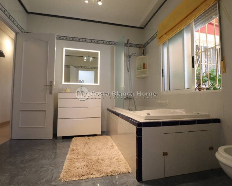 3 bedroom Villa for sale in Algorfa with pool - € 549,500 (Ref: 8782072)