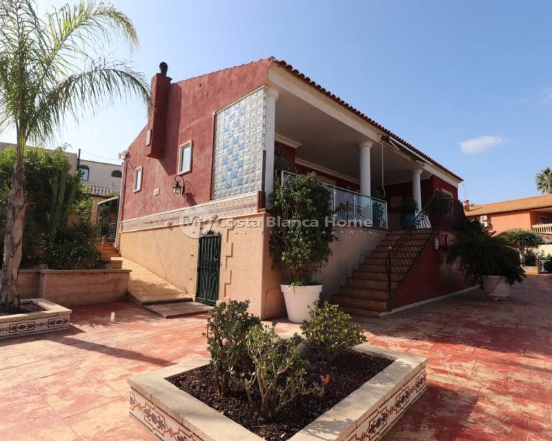 3 bedroom Villa for sale in Algorfa with pool - € 549,500 (Ref: 8782072)