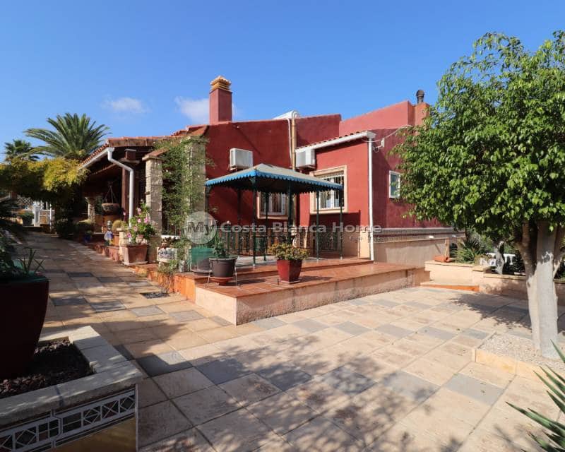 3 bedroom Villa for sale in Algorfa with pool - € 549,500 (Ref: 8782072)