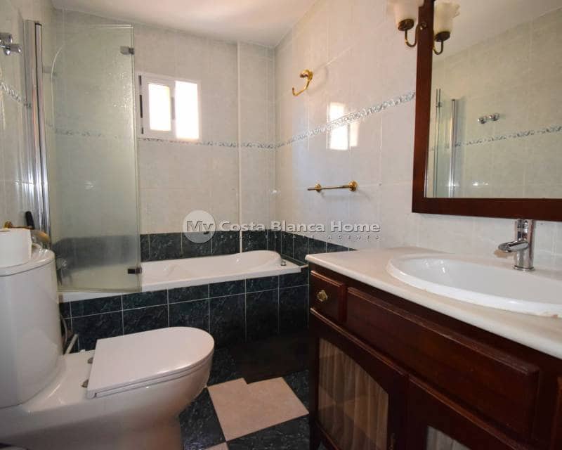 3 makuuhuone Omakotitalo myytävänä paikassa Playa Flamenca mukana uima-altaan - 184 950 € (Ref: 8969216)