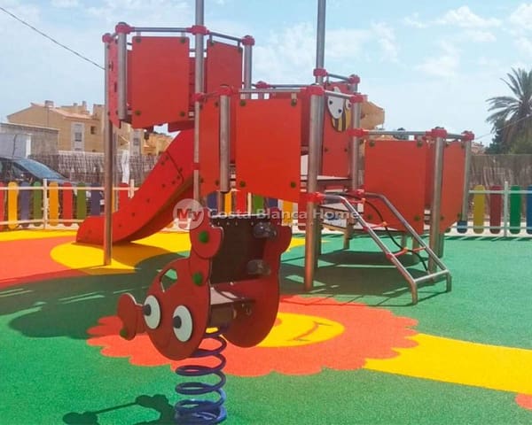 Chalet de 3 habitaciones en Centro Urbano, Dénia en venta con piscina - 438.000 € (Ref: 8969240)