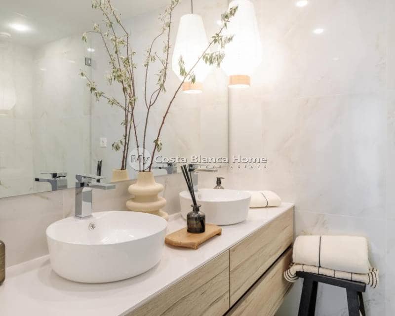 2 bedroom Apartment for sale in Benidorm with pool - € 665,000 (Ref: 9013158)