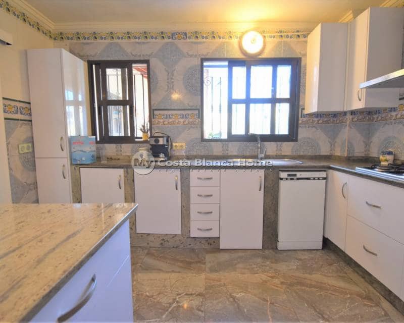 4 bedroom Villa for sale in Villamartin with pool - € 630,000 (Ref: 9015511)