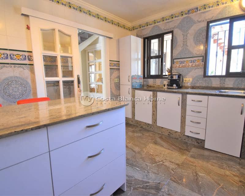 4 bedroom Villa for sale in Villamartin with pool - € 630,000 (Ref: 9015511)