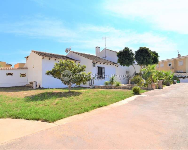 4 bedroom Villa for sale in Villamartin with pool - € 630,000 (Ref: 9015511)