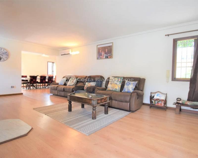 4 bedroom Villa for sale in Villamartin with pool - € 630,000 (Ref: 9015511)