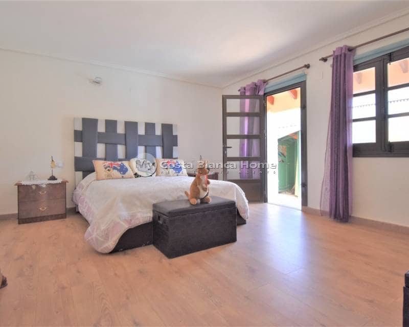 4 bedroom Villa for sale in Villamartin with pool - € 630,000 (Ref: 9015511)