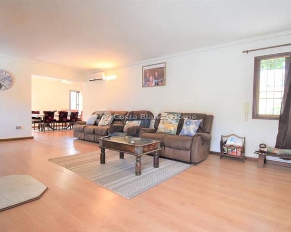 4 soveværelse Villa til salg i Villamartin, Orihuela med swimmingpool - € 630.000 (Ref: 9015511)