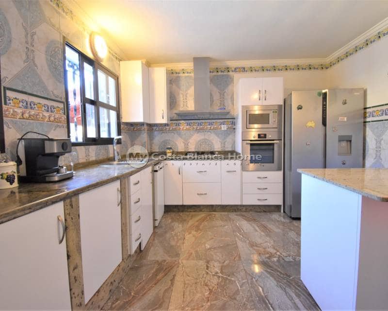 4 bedroom Villa for sale in Villamartin with pool - € 630,000 (Ref: 9015511)