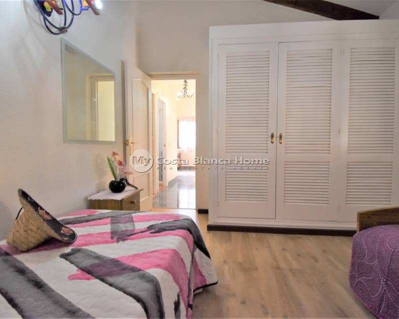 4 bedroom Villa for sale in Villamartin with pool - € 630,000 (Ref: 9015511)