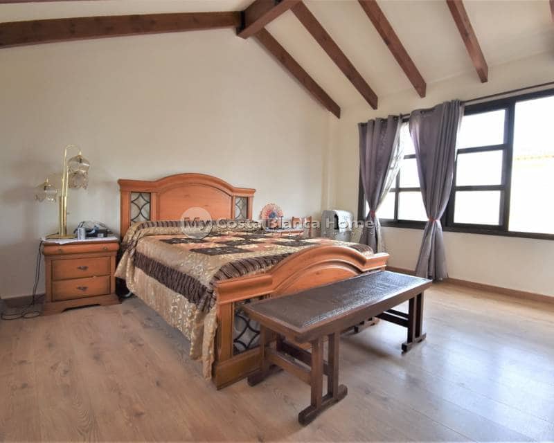 4 bedroom Villa for sale in Villamartin with pool - € 630,000 (Ref: 9015511)