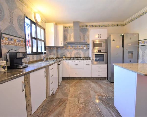 4 soveværelse Villa til salg i Villamartin, Orihuela med swimmingpool - € 630.000 (Ref: 9015511)