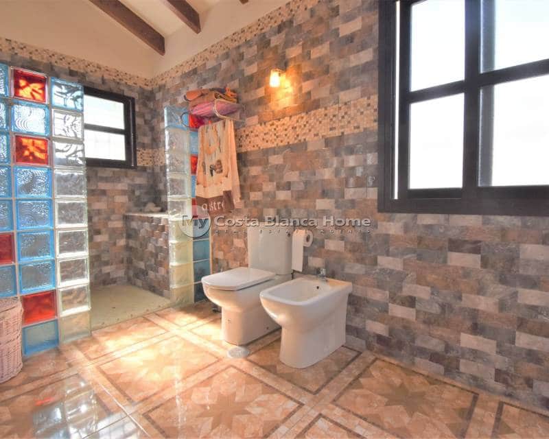 4 bedroom Villa for sale in Villamartin with pool - € 630,000 (Ref: 9015511)