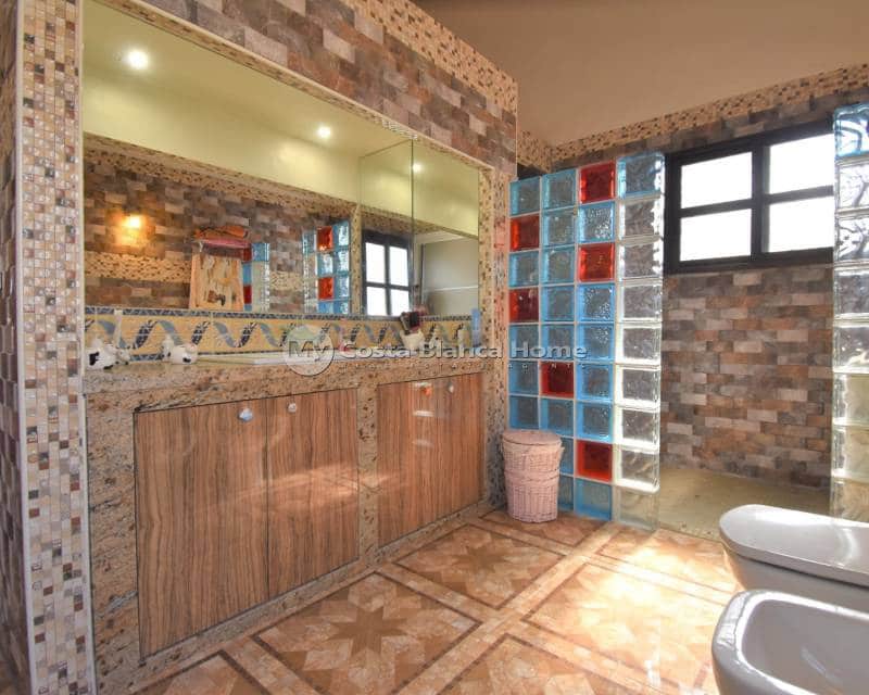 4 bedroom Villa for sale in Villamartin with pool - € 630,000 (Ref: 9015511)