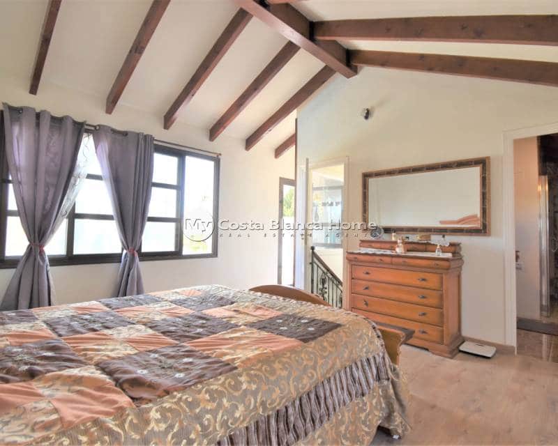 4 bedroom Villa for sale in Villamartin with pool - € 630,000 (Ref: 9015511)