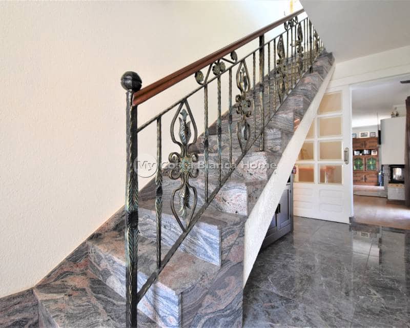 4 bedroom Villa for sale in Villamartin with pool - € 630,000 (Ref: 9015511)