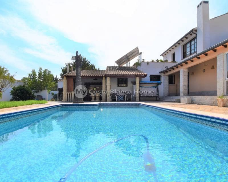 4 bedroom Villa for sale in Villamartin with pool - € 630,000 (Ref: 9015511)