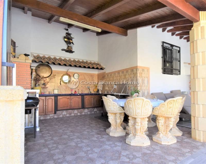 4 bedroom Villa for sale in Villamartin with pool - € 630,000 (Ref: 9015511)