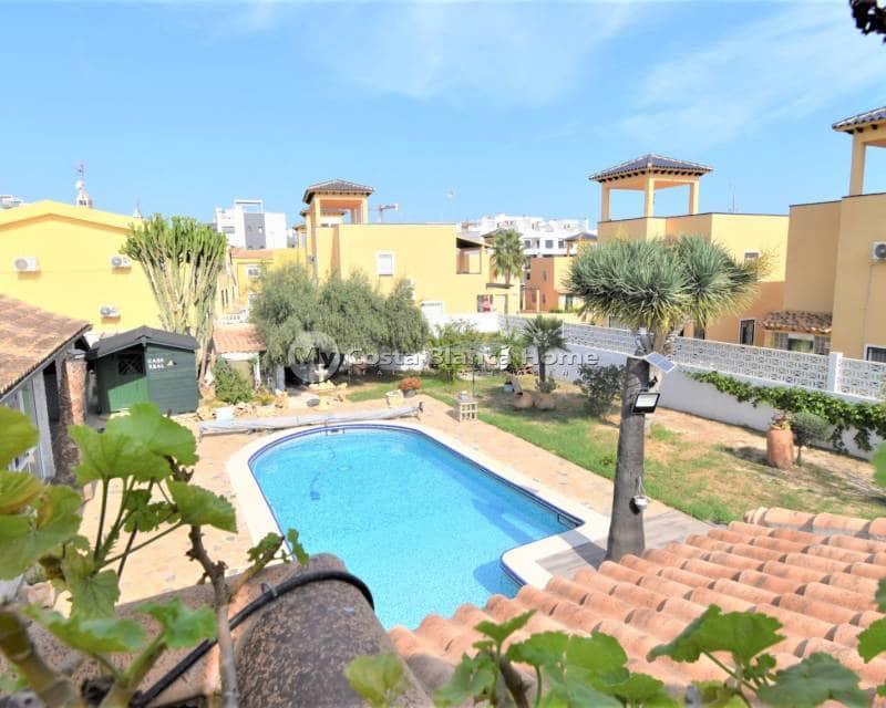 4 bedroom Villa for sale in Villamartin with pool - € 630,000 (Ref: 9015511)