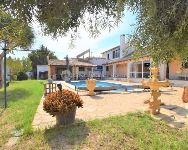 4 soveværelse Villa til salg i Villamartin, Orihuela med swimmingpool - € 630.000 (Ref: 9015511)