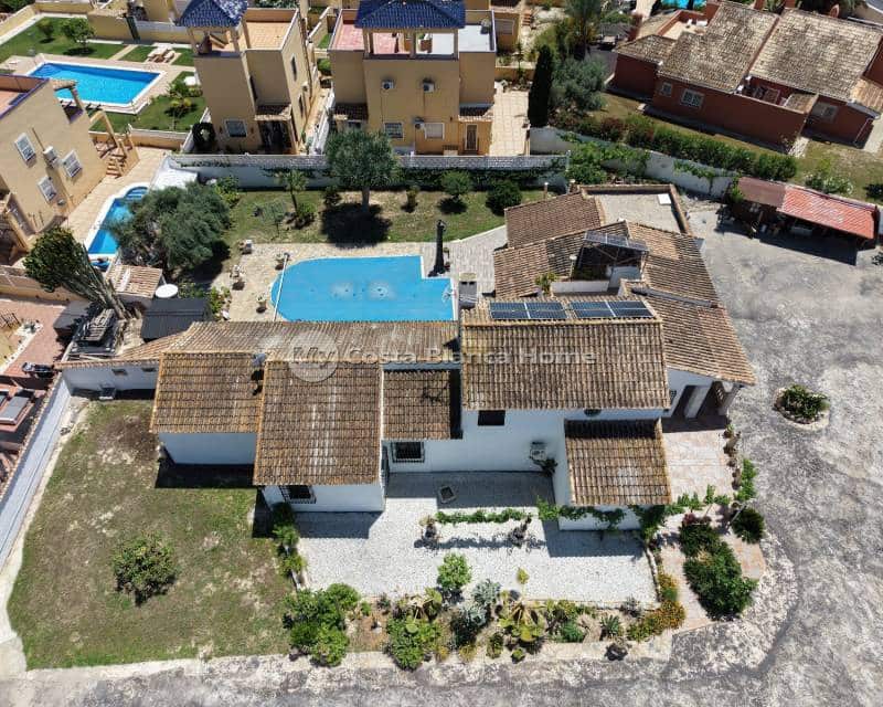 4 slaapkamer Villa te koop in Villamartin met zwembad - € 630.000 (Ref: 9015511)