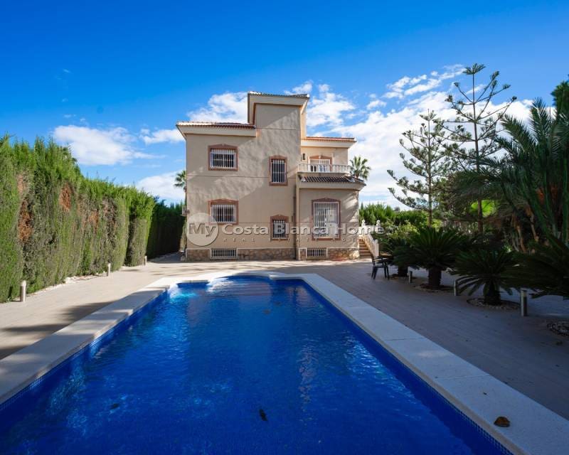 5 bedroom Villa for sale in Dona Pepa - € 680,000 (Ref: 9170613)