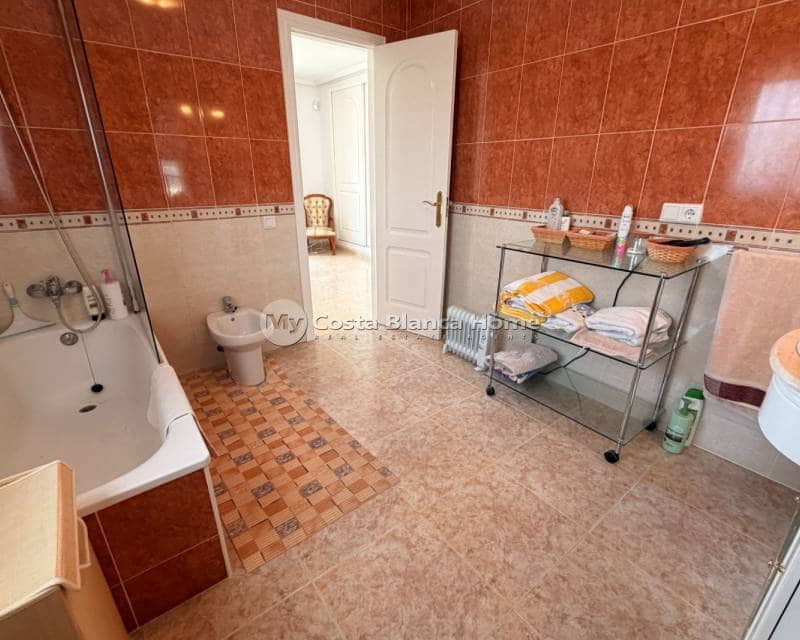 5 bedroom Villa for sale in La Marquesa with pool - € 595,000 (Ref: 9170622)