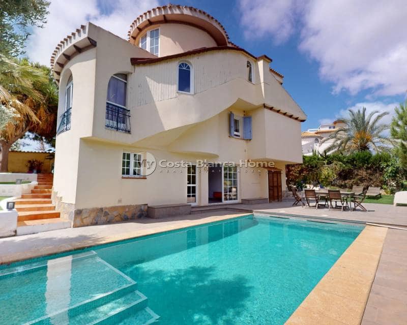 5 Zimmer Villa zu verkaufen in La Zenia mit Pool - 795.000 € (Ref: 9172016)