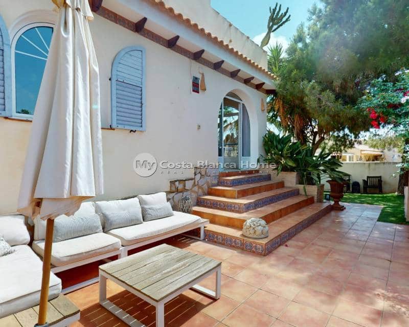 5 Zimmer Villa zu verkaufen in La Zenia mit Pool - 795.000 € (Ref: 9172016)