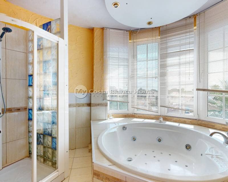 5 Zimmer Villa zu verkaufen in La Zenia mit Pool - 795.000 € (Ref: 9172016)