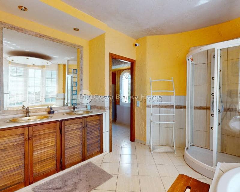 5 Zimmer Villa zu verkaufen in La Zenia mit Pool - 795.000 € (Ref: 9172016)