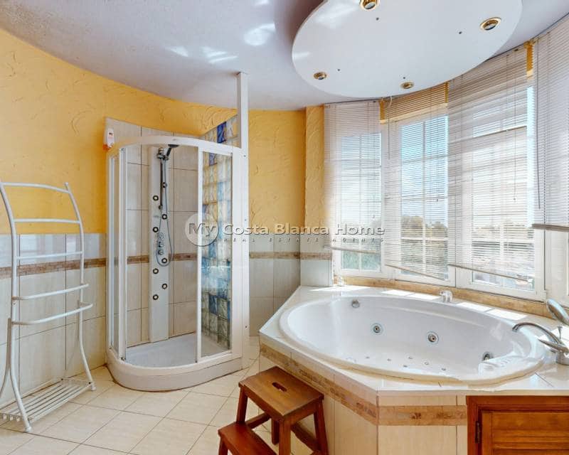 5 Zimmer Villa zu verkaufen in La Zenia mit Pool - 795.000 € (Ref: 9172016)