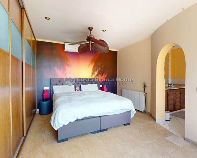 5 Zimmer Villa zu verkaufen in La Zenia mit Pool - 795.000 € (Ref: 9172016)